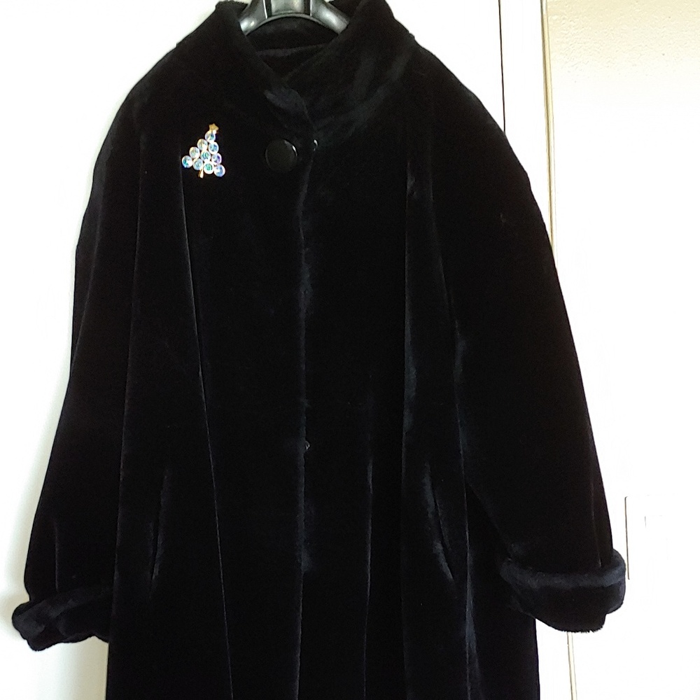 STYLISH BLACK FAUX FUR SWING COAT